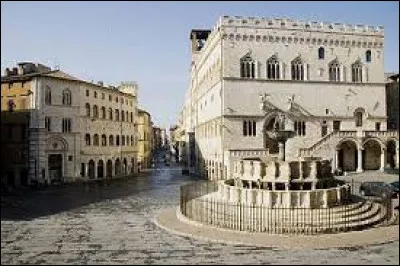 Cette ville de 160 000 habitants, situ&eacute;e &agrave; 500 m d'altitude en bordure de l'Apennin est la capitale de l'Ombrie :