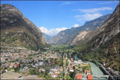 Cette r&eacute;gion, situ&eacute;e dans le massif alpin, est la moins peupl&eacute;e avec 122 000 habitants et aussi la moins vaste du pays :