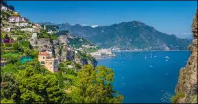 Bord&eacute;e par la mer Tyrrh&eacute;nienne, c'est la deuxi&egrave;me r&eacute;gion la plus dens&eacute;ment peupl&eacute;e du pays avec 408 hab/km&sup2; :