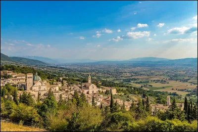 Situ&eacute;e en Italie centrale dans les collines de l'Apennin, c'est l'une des r&eacute;gions sans fa&ccedil;ade maritime :