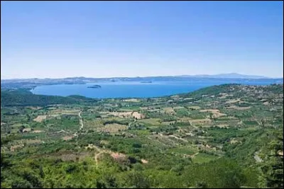 Cette vaste r&eacute;gion, bord&eacute;e par la mer Tyrrh&eacute;nienne et arros&eacute;e par le Tibre, est la deuxi&egrave;me r&eacute;gion la plus peupl&eacute;e du pays avec 5,7 millions d'habitants :