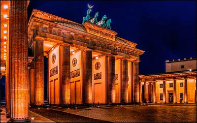 Ville divis&eacute;e en deux parties rivales entre elles, la ville fut fond&eacute;e au XIIIe si&egrave;cle. Quelle est la capitale de l�Allemagne ?