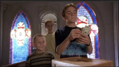 Saison 3, &eacute;pisode 5 "Bonnes �uvres". Avec quoi Hal confond-il sa brosse &agrave; dents dans la pr&eacute;cipitation ?