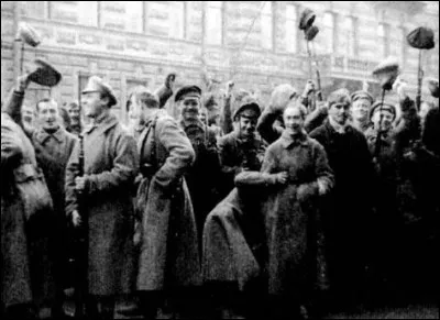 Quel mouvement cin&eacute;matographique des ann&eacute;es 1920-30 d&eacute;veloppe le montage &agrave; des fins de propagande politique ?