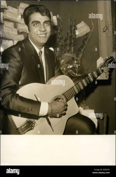 Enrico Macias, est-il d&eacute;c&eacute;d&eacute; ou toujours en vie, et dans quelle discipline artistique s'est-il distingu&eacute; ?