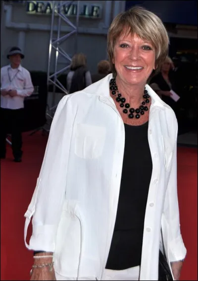 Alice Dona est-elle vivante ou d&eacute;c&eacute;d&eacute;e et, outre ses talents de chanteuse, elle est &eacute;galement connue comme...