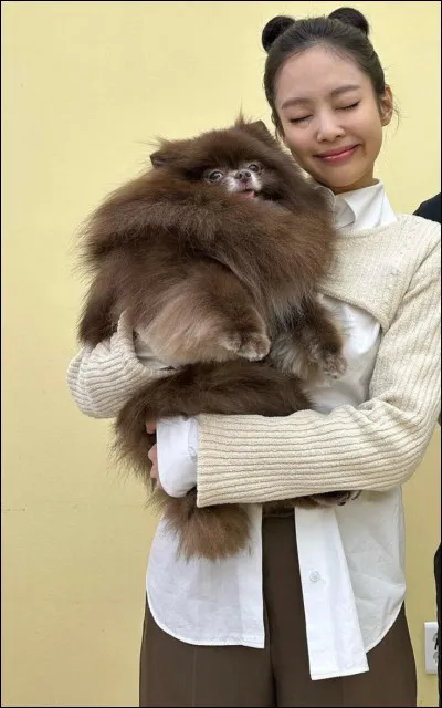 Premi&egrave;rement, qui est-elle ?