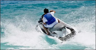 Quel animateur t&eacute;l&eacute;, ayant repris en 2025 sa plus c&eacute;l&egrave;bre &eacute;mission, est un passionn&eacute; de jet-ski ?