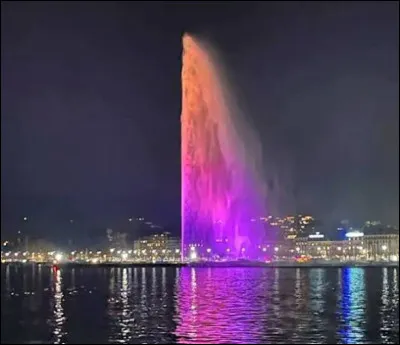 Quelle ville suisse abrite un c&eacute;l&egrave;bre jet d'eau de 140 m&egrave;tres de haut sur le lac L&eacute;man ?