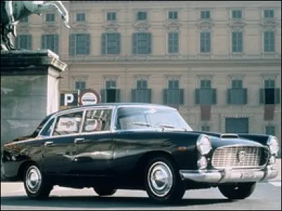 Quelle est cette grande berline haut de gamme fabriqu&eacute;e par Lancia, destin&eacute;e &agrave; devenir la voiture d'apparat de la R&eacute;publique Italienne des ann&eacute;es 1960 et dont une version coup&eacute; a &eacute;t&eacute; r&eacute;alis&eacute;e par Pininfarina ?