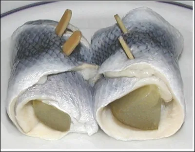 Quel est le nom du mets, un filet de hareng marin&eacute; dans du vinaigre blanc et des &eacute;pices, servi enroul&eacute; autour d'un cornichon ?