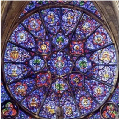 Quel est le nom d'un grand vitrail d'&eacute;glise de forme circulaire ?