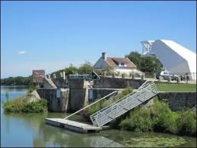 Nous faisons une halte &agrave; l'embouchure du canal du Rh&ocirc;ne au Rhin, sur la Sa&ocirc;ne, &agrave; Saint-Symphorien-sur-Sa&ocirc;ne. Village de l'arrondissement de Beaune, il se situe dans le d&eacute;partement ...