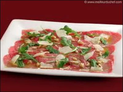 Comment se nomme ce plat &agrave; base de viande de boeuf crue, coup&eacute;e en tranches tr&egrave;s fines et assaisonn&eacute;e ?