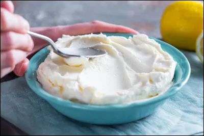 Quel est le nom de est un fromage cr&eacute;meux, originaire de la Lombardie qui entre dans la composition de nombreuses recettes de cr&egrave;mes et de desserts ?
