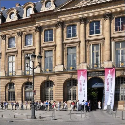 Quelle place parisienne con&ccedil;ue en 1686 par l'architecte Jules Hardouin-Mansart s�est appel&eacute;e place des Piques sous la R&eacute;volution ?