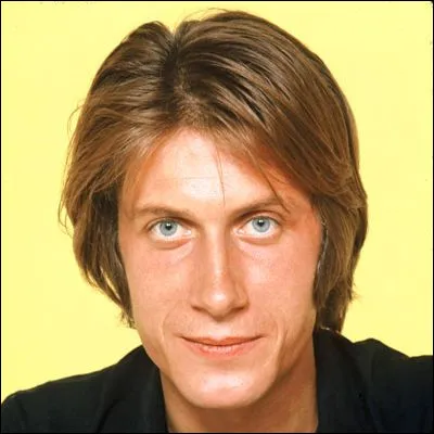 Quelle s&eacute;rie t&eacute;l&eacute;vis&eacute;e avec Guillaume de Tonqu&eacute;dec est pr&eacute;sent&eacute;, lors de sa premi&egrave;re saison, comme une t&eacute;l&eacute;r&eacute;alit&eacute; ?