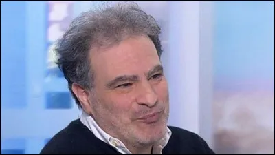 Qui est cet humoriste, auteur de cette citation : ''C'est toujours une seconde avant de d&eacute;crocher que le t&eacute;l&eacute;phone s'arr&ecirc;te de sonner.'' ?