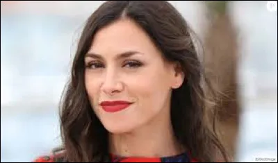 Qui est cette chanteuse, auteure du roman ''&Eacute;coute la pluie tomber'' ?