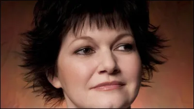 Qui est cette chanteuse belge, autrice-compositrice et interpr&egrave;te du titre ''La Chanson de la pluie'' ?