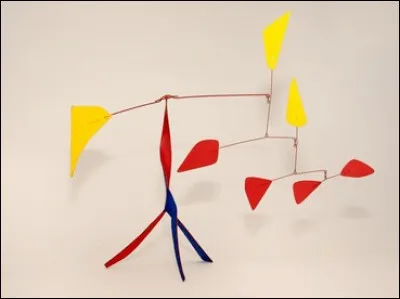 Quel artiste est r&eacute;put&eacute; pour ses mobiles en m&eacute;tal ?