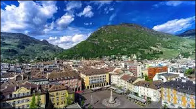 Quelles sont les deux villes reli&eacute;es par ce col d'o&ugrave; elles sont distantes seulement de 50 et 30 km ?