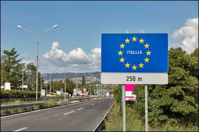 Quand la fronti&egrave;re qui s&eacute;pare aujourd'hui l'Italie et la Slov&eacute;nie a-t-elle &eacute;t&eacute; fix&eacute;e ?