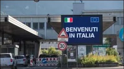 Avec combien de pays, en dehors des principaut&eacute;s, l'Italie a-t-elle une fronti&egrave;re terrestre ?