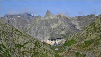 Avec quel pays a-t-elle sa plus longue fronti&egrave;re, &eacute;tendue sur 740 km ?