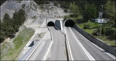 Quel est ce massif, &agrave; la fronti&egrave;re de la France et de l'Italie, travers&eacute; depuis 1871 par un tunnel ferroviaire et, depuis 1980, par un tunnel routier, reliant la vall&eacute;e de la Maurienne en France &agrave; celle de la Doire Ripaire en Italie ?