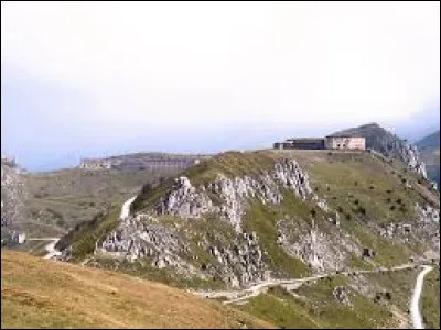 Quel est ce col qui relie la r&eacute;gion ni&ccedil;oise &agrave; la ville italienne de Cuneo et &agrave; la plaine du P&ocirc; ?