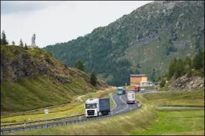 Quel est ce col qui relie la Suisse et l'Italie, permettant de passer de la vall&eacute;e du Rh&ocirc;ne &agrave; la r&eacute;gion de Milan ?