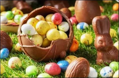 Les enfants se __ dans les jardins pour trouver des �ufs en chocolat.