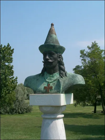 Apr&egrave;s la fin des grands raids hongrois en Europe, les dirigeants hongrois commenc&egrave;rent &agrave; transformer leur soci&eacute;t&eacute;. &Agrave; partir de 972, un nouveau prince chercha &agrave; stabiliser le pouvoir, &agrave; nouer des relations avec les royaumes chr&eacute;tiens voisins et &agrave; favoriser l�arriv&eacute;e de missionnaires occidentaux.Quel prince hongrois entreprit cette politique de rapprochement avec l�Occident chr&eacute;tien &agrave; la fin du Xᵉ si&egrave;cle ?