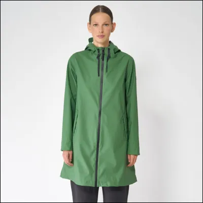 Quel est le nom du v&ecirc;tement que porte la femme sur la photo ?