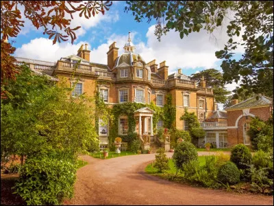 Le palais d'Hampton Court se trouve...