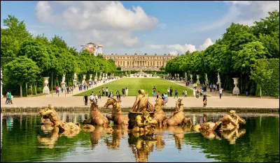 Le ch&acirc;teau de Versailles se trouve...