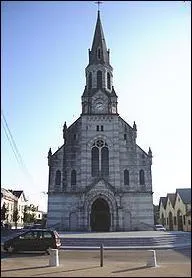 Eglise Saint Jean-Baptiste dans le pays basque. Dans quelle commune est-ce ?