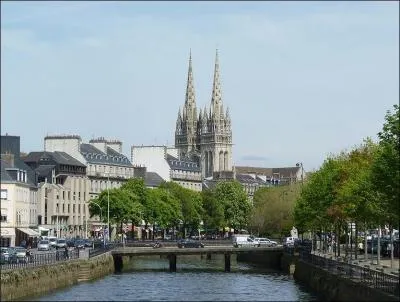Quelle est cette ville de Bretagne dont voici la cathdrale vue depuis l'Odet ?
