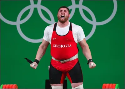 Combien de kilos le G&eacute;orgien Lasha Talakhadze a-t-il soulev&eacute; &agrave; l'&eacute;paul&eacute;-jet&eacute; pour &eacute;tablir le record du monde d'halt&eacute;rophilie ?