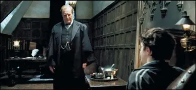 Comment se nomme le ministre de la Magie qui informe Harry de l'&eacute;vasion d'un prisonnier de la prison d'Azkaban ?