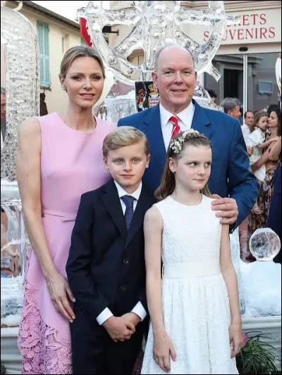 Albert II et Charl&egrave;ne ont eu des jumeaux en 2013. Qui est premier dans l'ordre de succession ?