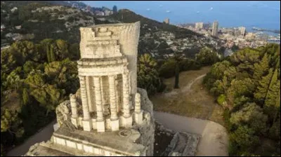 &Agrave; quel empereur romain est d&eacute;di&eacute; le troph&eacute;e des Alpes, b&acirc;ti au-dessus du site de l'actuelle Monaco ?