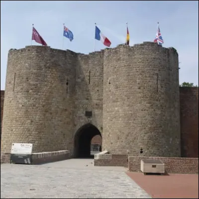 Toujours sous le r&egrave;gne d'Honor&eacute; II, Monaco se replace sous le protectorat fran&ccedil;ais par un trait&eacute; de 1641. Dans quelle ville de l'actuelle Somme a-t-il &eacute;t&eacute; sign&eacute; ?