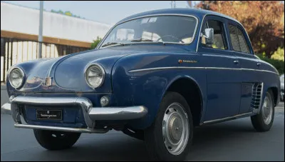Quel est le nom de ce mod&egrave;le produit par Renault de 1961 &agrave; 1963 une super Dauphine bien &eacute;quip&eacute;e ?