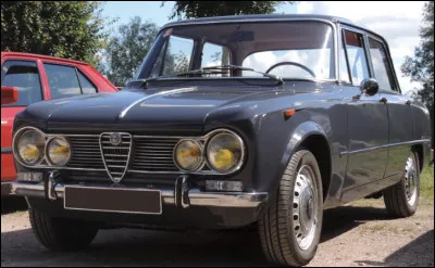 Quel est le nom de ce mod&egrave;le produit par Alfa Rom&eacute;o, une berline sportive sortie en 1962 ?