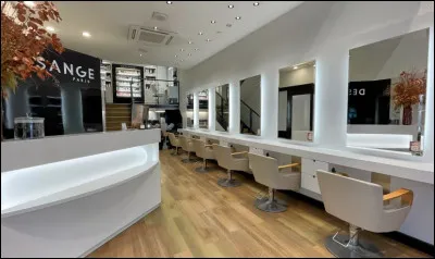 Quel c&eacute;l&egrave;bre coiffeur fran&ccedil;ais est &agrave; l'origine du style "coiff&eacute;-d&eacute;coiff&eacute;" ?