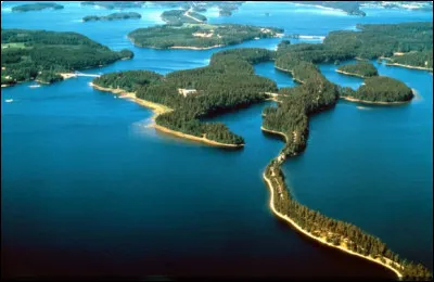 Nous arrivons sur les questions de niveau expert ! Combien de lac poss&egrave;de la Finlande ?