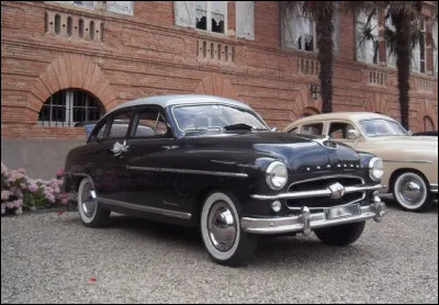 Quel est le nom de cette voiture produite par Ford France en 1953 ?