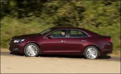 Quel constructeur a nomm&eacute; son mod&egrave;le "Malibu", d'apr&egrave;s la ville c&ocirc;ti&egrave;re de Californie, produit en 9 g&eacute;n&eacute;rations depuis 1964 ?